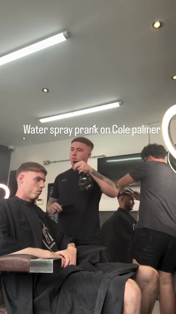 成谐星了名场面理发师一直给帕尔默浇水直到他发现不对劲