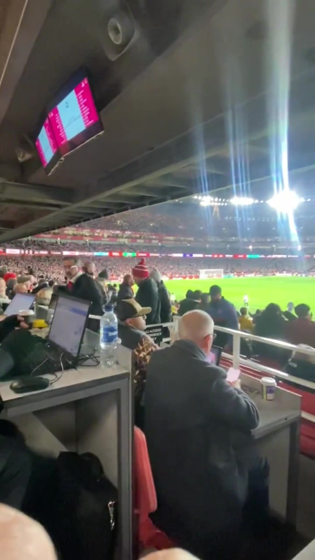 错过了被狼队扳平后阿森纳球迷纷纷离场最后时刻枪手绝杀