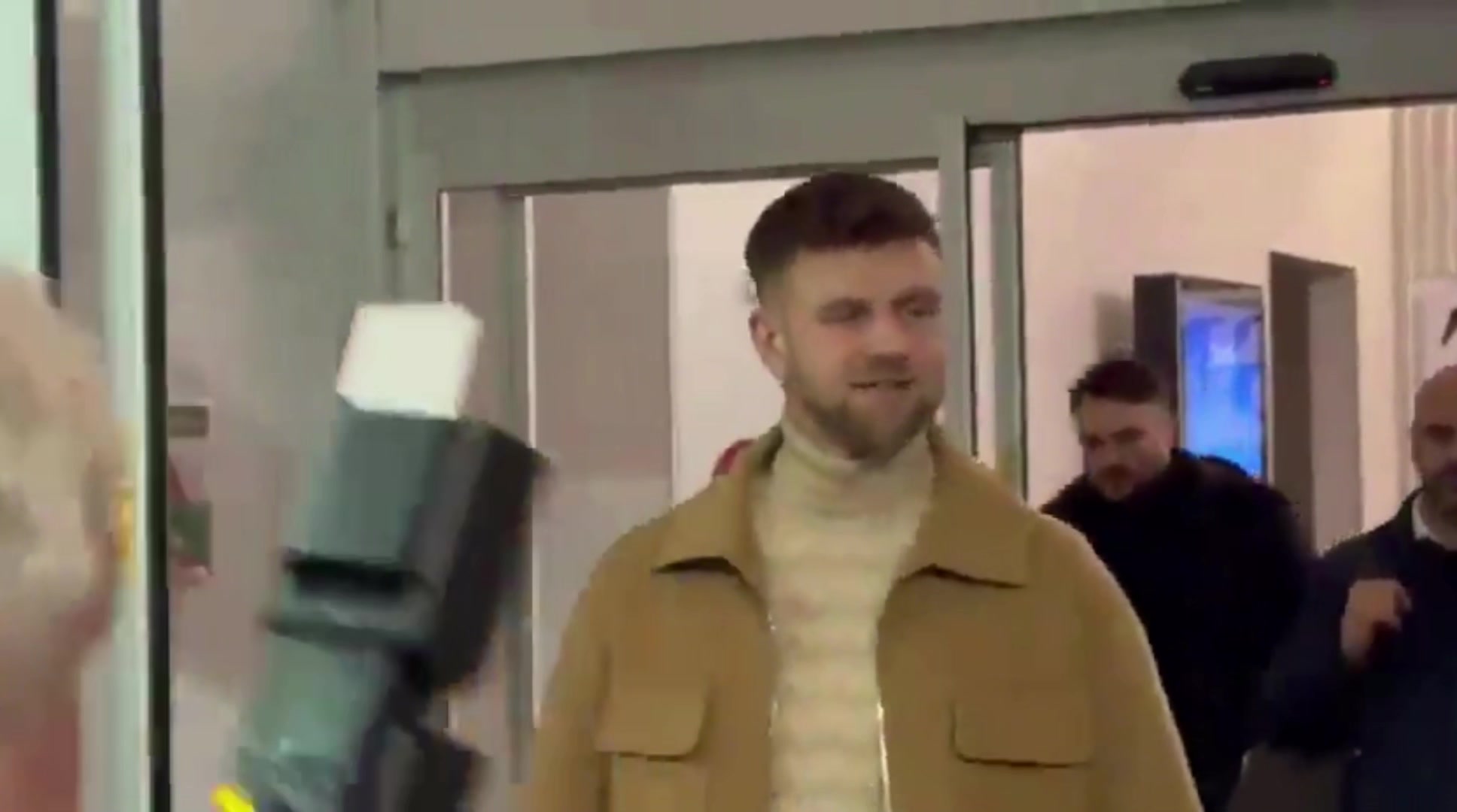 罗马诺菲尔克鲁格抵达米兰将接受体检正式成为米兰新球员