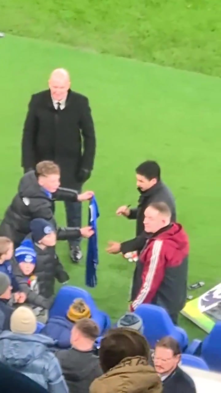 埃弗顿名宿赛后阿尔特塔给埃弗顿球迷签名