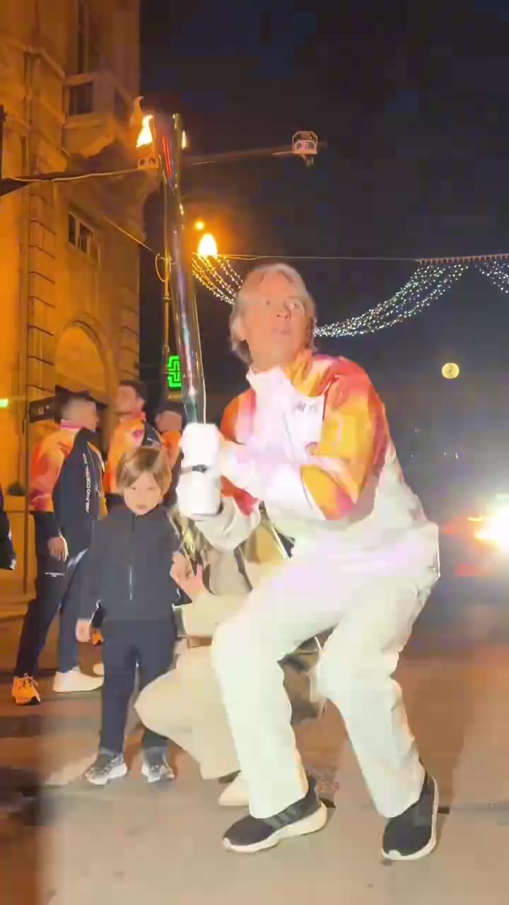 还是帅啊菲利普因扎吉参加冬奥会火炬接力